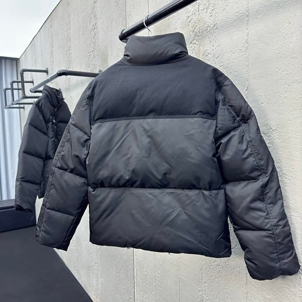 超話題!プラダ n級品 トライアングル ロゴ ナイロン ダウンジャケット pug84861